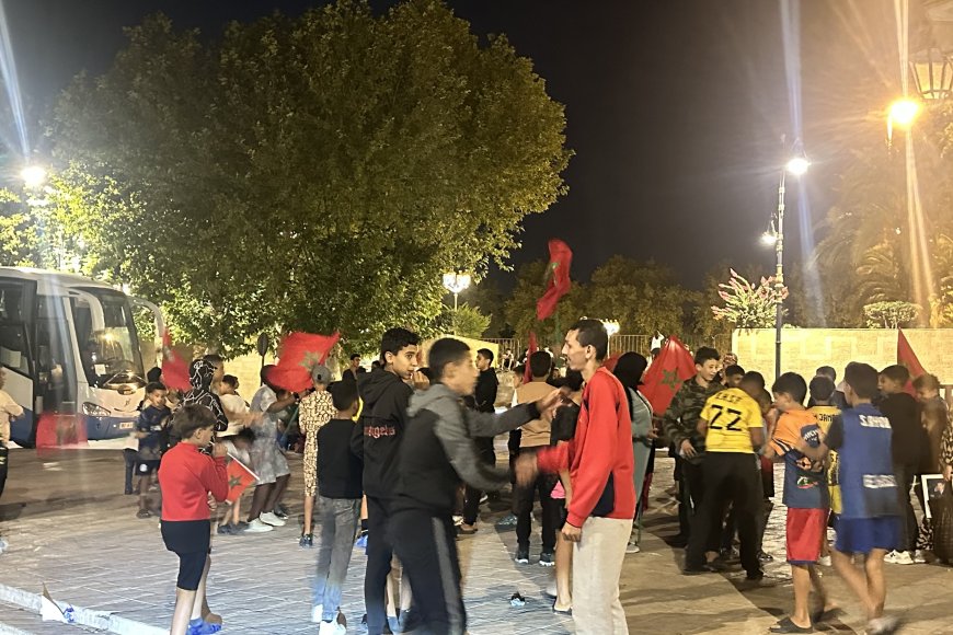 أطفال الوطن يكتبون الفرحة… تلاميذ صحفيون من فاس-مكناس يوثقون لحظة الانتصار المغربي بالصحراء