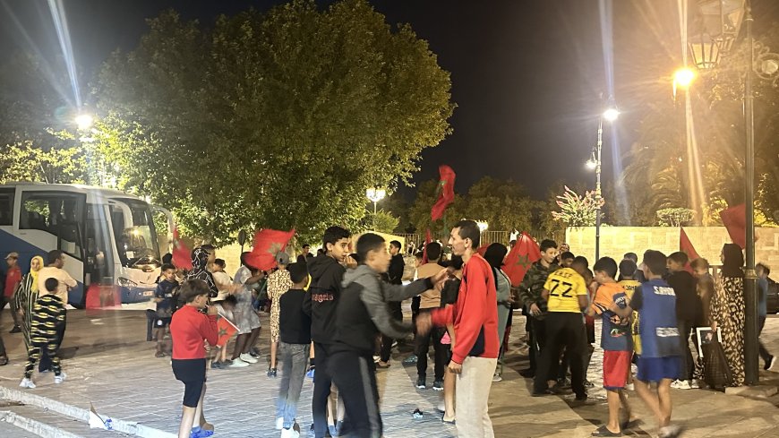أطفال الوطن يكتبون الفرحة… تلاميذ صحفيون من فاس-مكناس يوثقون لحظة الانتصار المغربي بالصحراء